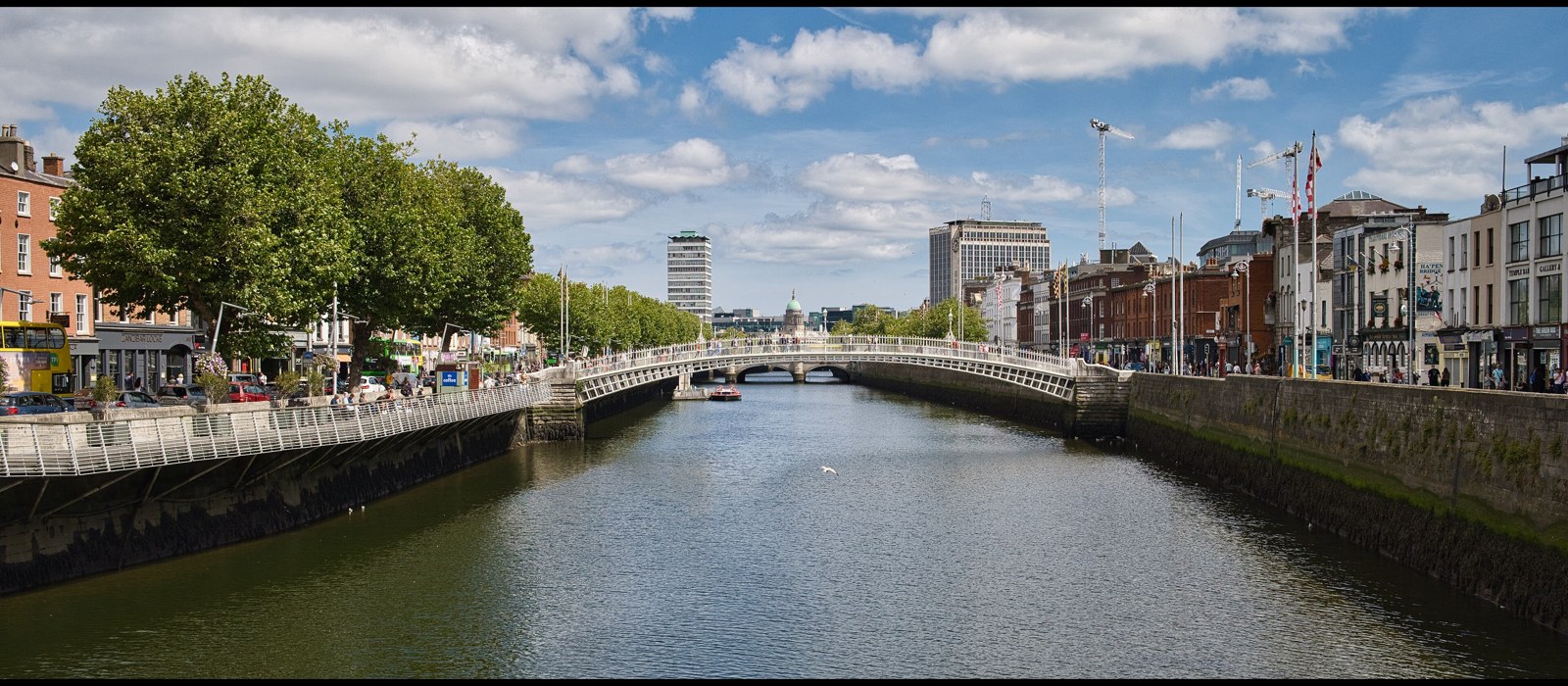 Podul Ha'penny peste râul Liffey, în Dublin, Irlanda