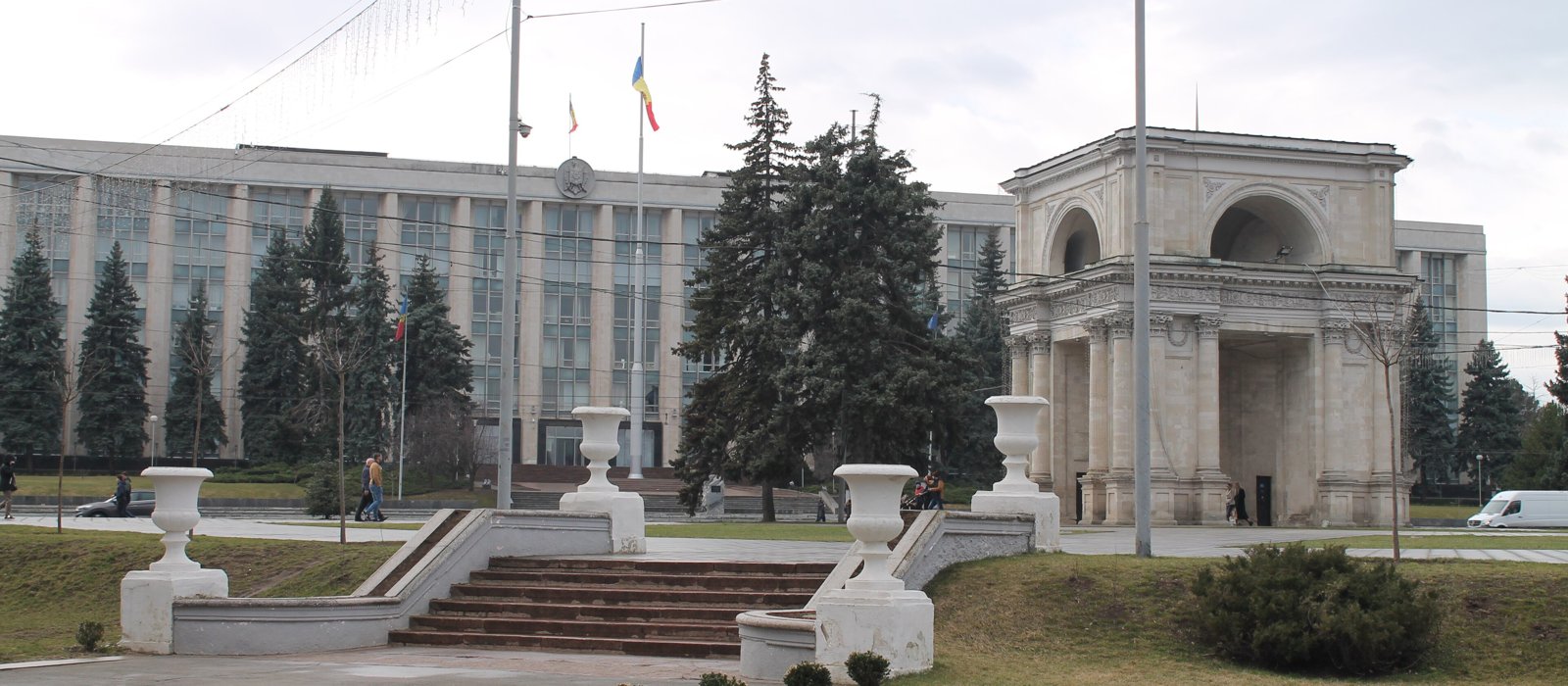 Clădirea Guvernului Republicii Moldova și Arcul de Triumf din centrul Chișinăului, într-o zi înnorată de martie