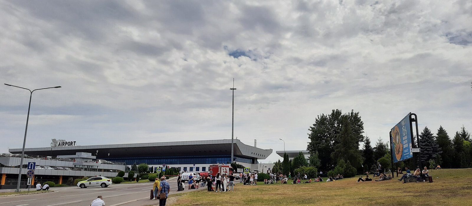 Fațada terminalului Aeroportului Internațional Chișinău, cu intrarea pentru pasageri