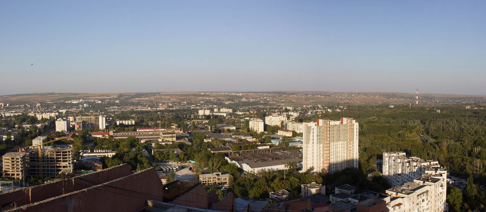 Panoramă a cartierelor cu blocuri de locuit din Chișinău, văzute de pe clădirea Porțile Orașului