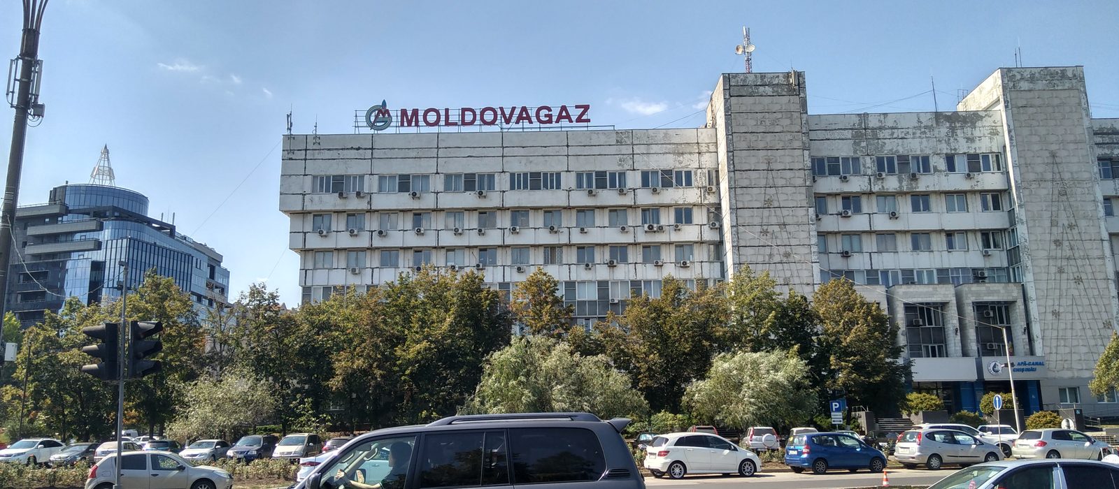 Sediul Moldovagaz din Chișinău, cu firma companiei pe acoperișul clădirii