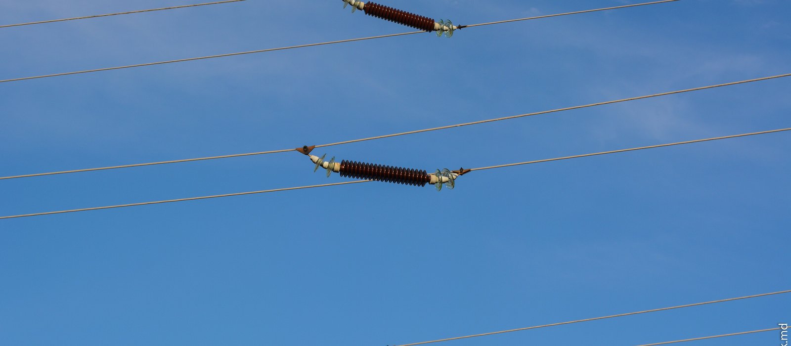 Linie electrică aeriană de înaltă tensiune în apropiere de Bălți