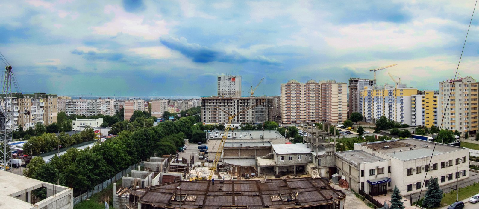 Blocuri de locuințe cu zece etaje pe strada Alba Iulia, sectorul Buiucani din Chișinău, văzute în panoramă