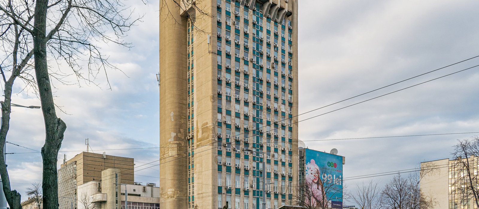 Turnul Moldtelecom din Chișinău, văzut de jos, cu antene în vârf