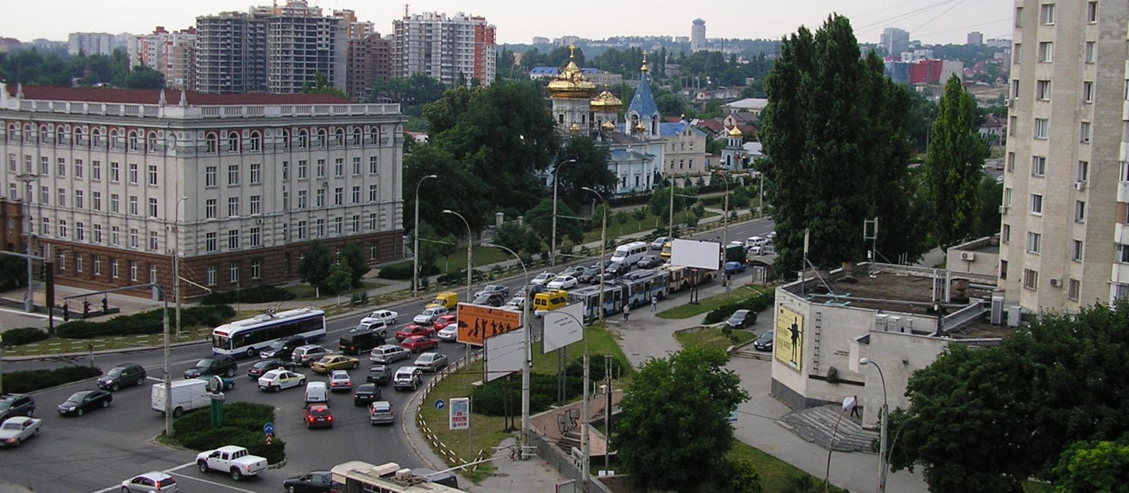 Trafic aglomerat pe o stradă din centrul Chișinăului