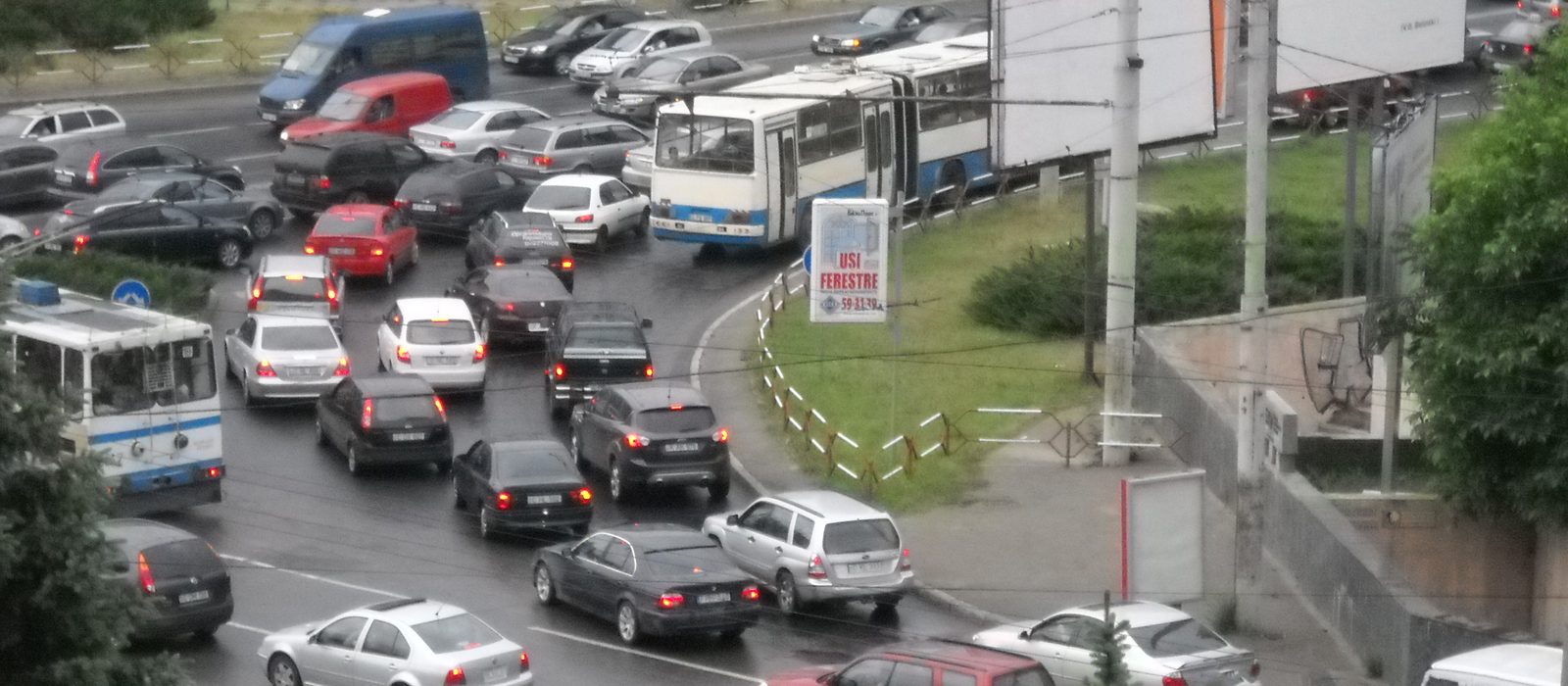 Coloană de mașini și troleibuze la intersecția bulevardului Ștefan cel Mare cu strada Ciuflea, Chișinău
