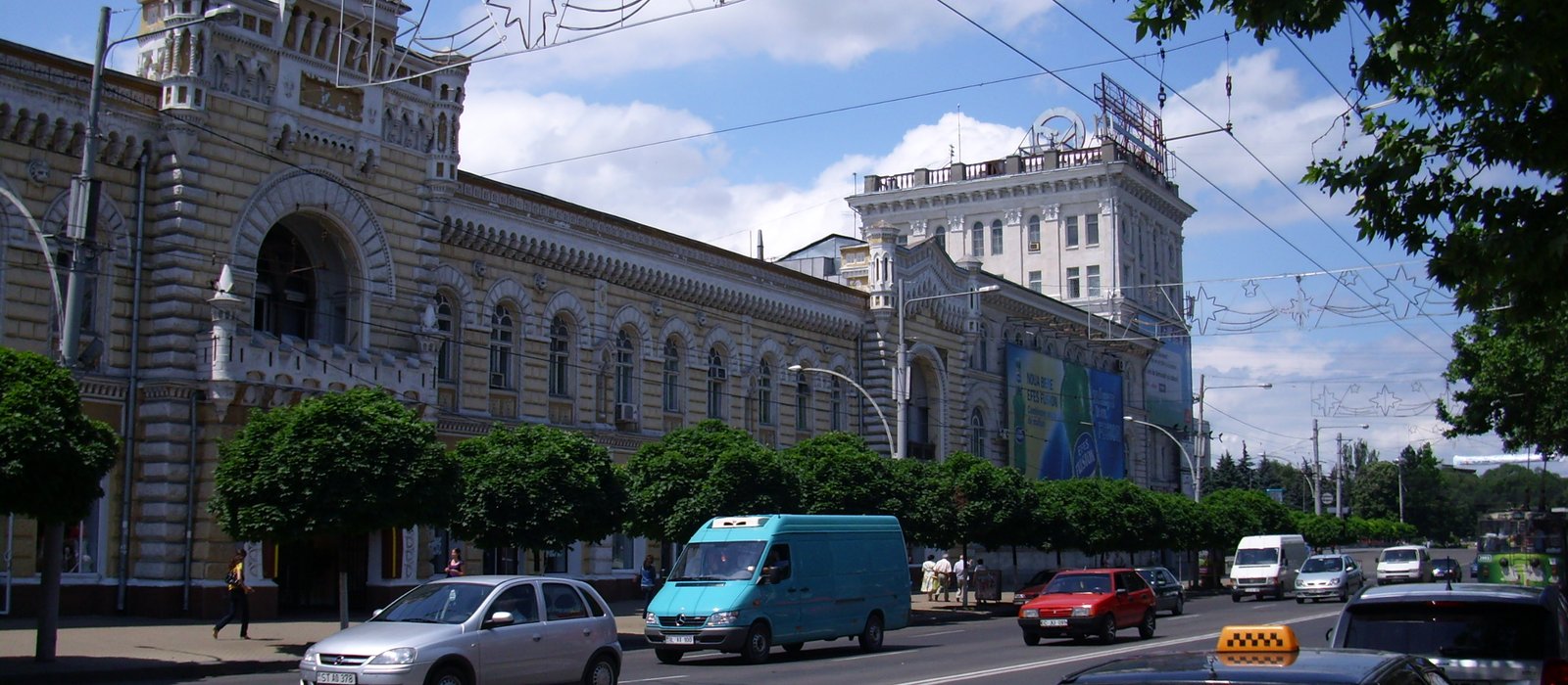 Clădirea primăriei din Chișinău, văzută din față, sub un cer senin