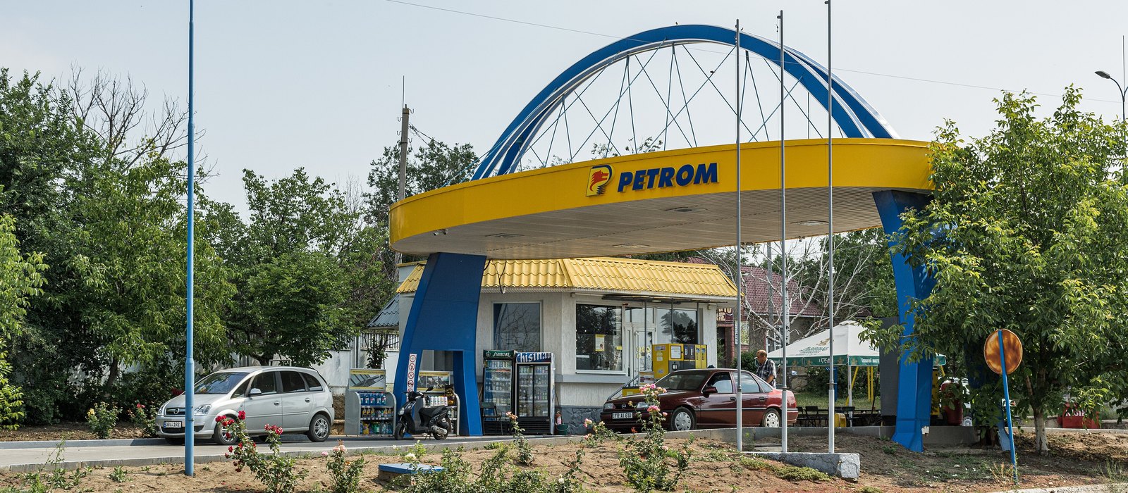 Stație de alimentare Petrom la Florești, cu copertină galbenă și arc albastru, o mașină parcată în față