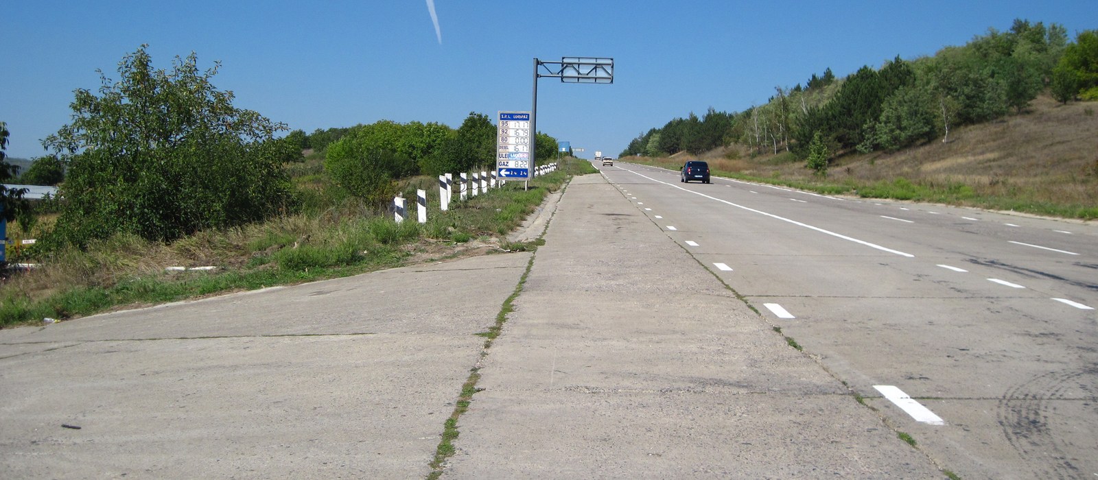 Panou cu prețurile carburanților la marginea unui drum național lângă Greblești, Moldova