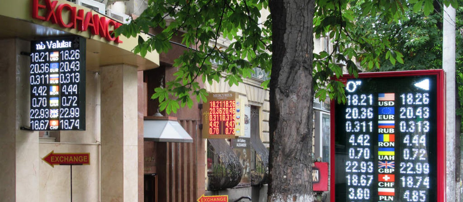 Panouri luminoase cu cursurile USD, EUR, RUB, RON, UAH, GBP și CHF la o casă de schimb din Chișinău