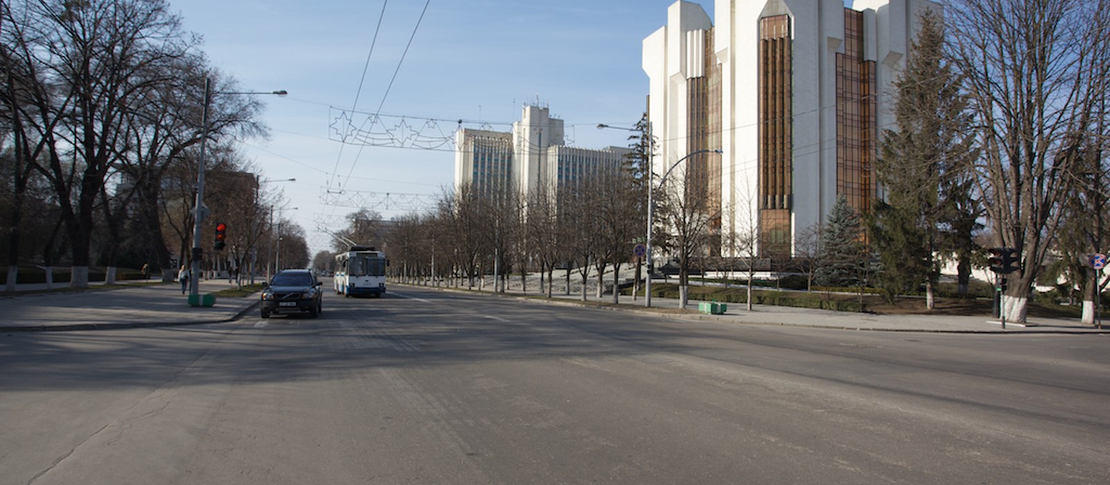 Bulevardul Ștefan cel Mare din Chișinău, cu mașini și clădiri de-a lungul străzii