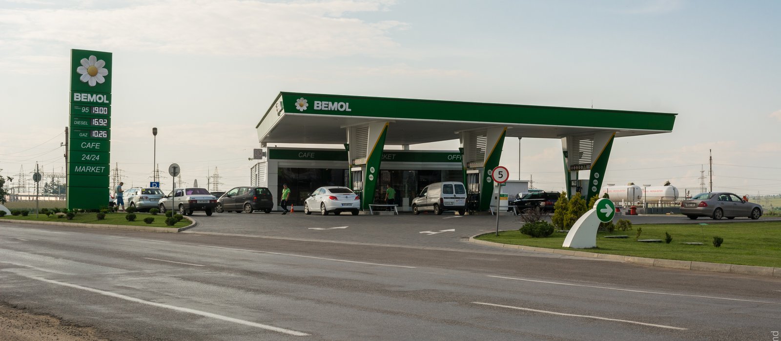Stație de alimentare Bemol din localitatea Corlăteni, Moldova, cu pompele sub acoperiș