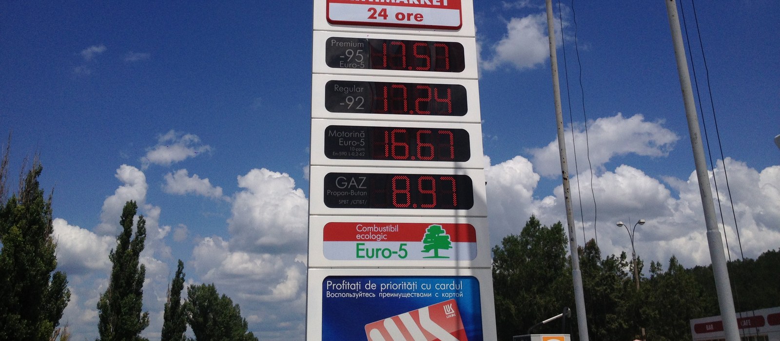 Panou de prețuri la o stație din raionul Hîncești, cu patru rânduri de cifre roșii pentru benzină, motorină și gaz