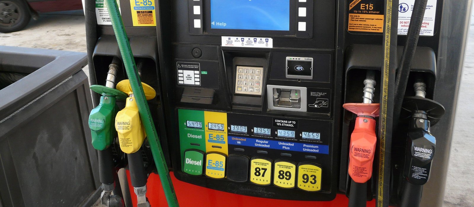 Duze de alimentare pentru motorină, E85 și benzină pe o pompă de carburant, într-o stație din Florida