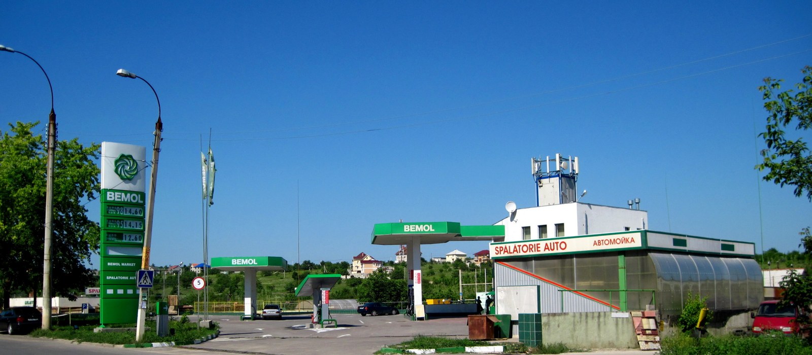 Benzinărie cu panou verde de prețuri, trei copertine și spălătorie auto, pe strada Milescu Spătaru din Chișinău