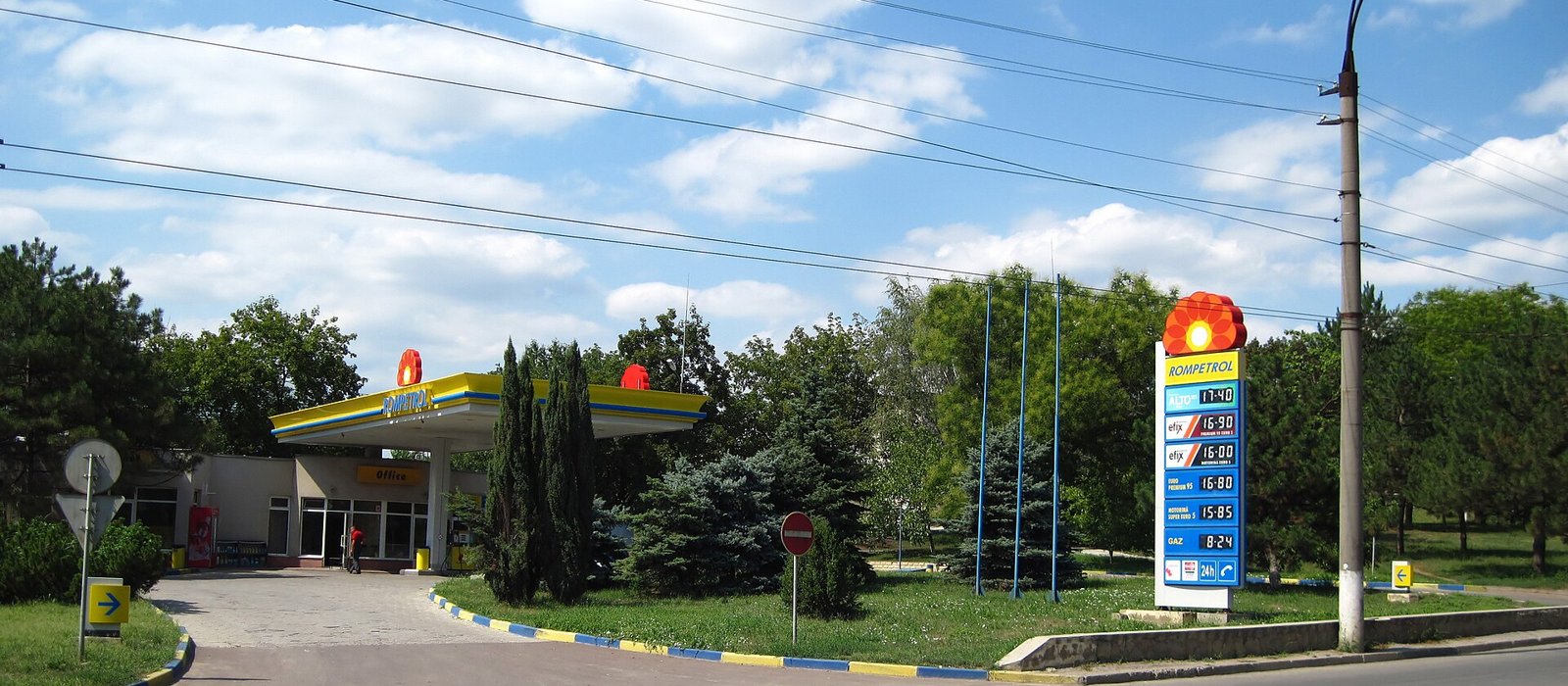 Stație de alimentare Rompetrol cu panou de prețuri și copertină, într-un oraș din Moldova
