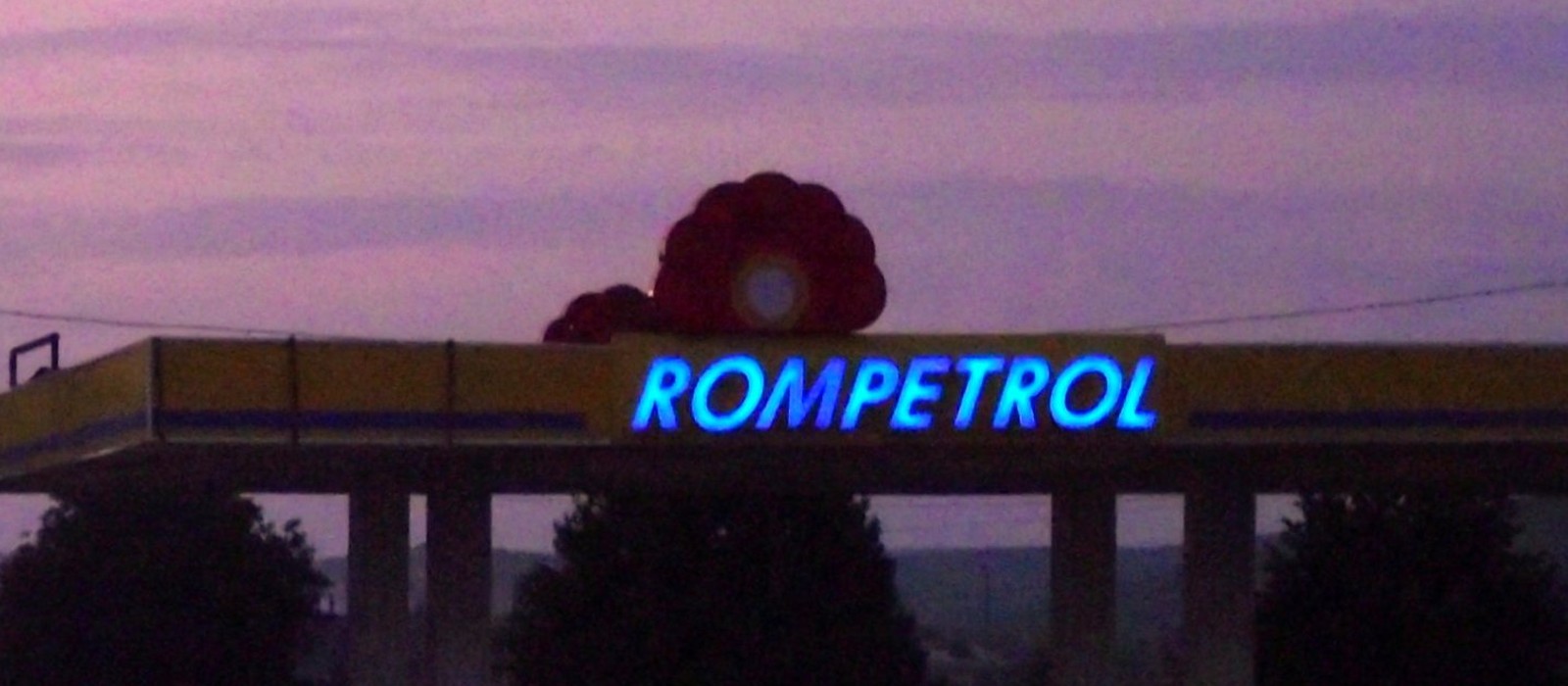 Copertina luminată a unei stații de carburanți la apus, lângă Sărata-Galbenă, Republica Moldova