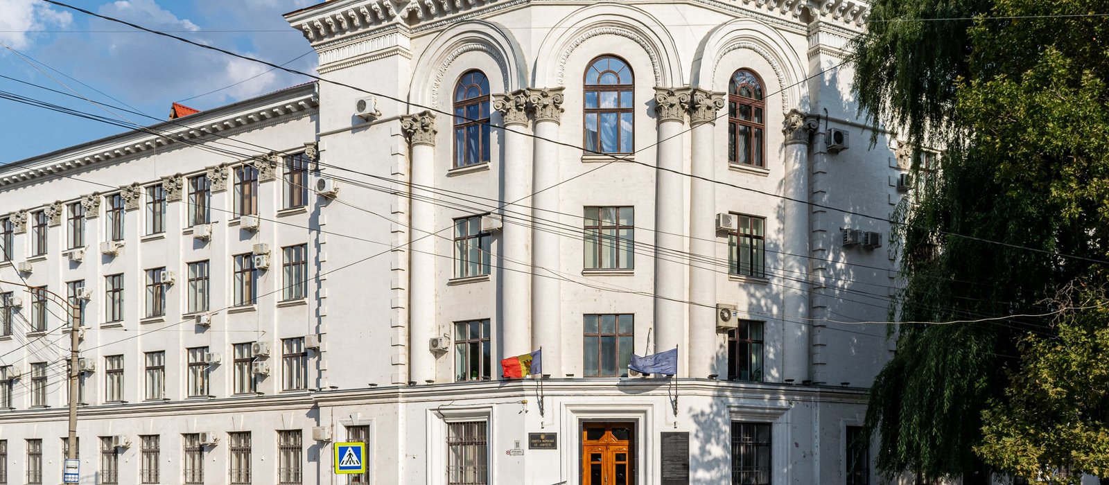 Clădirea Curții Supreme de Justiție din Chișinău, cu steagurile Republicii Moldova și Uniunii Europene la intrare
