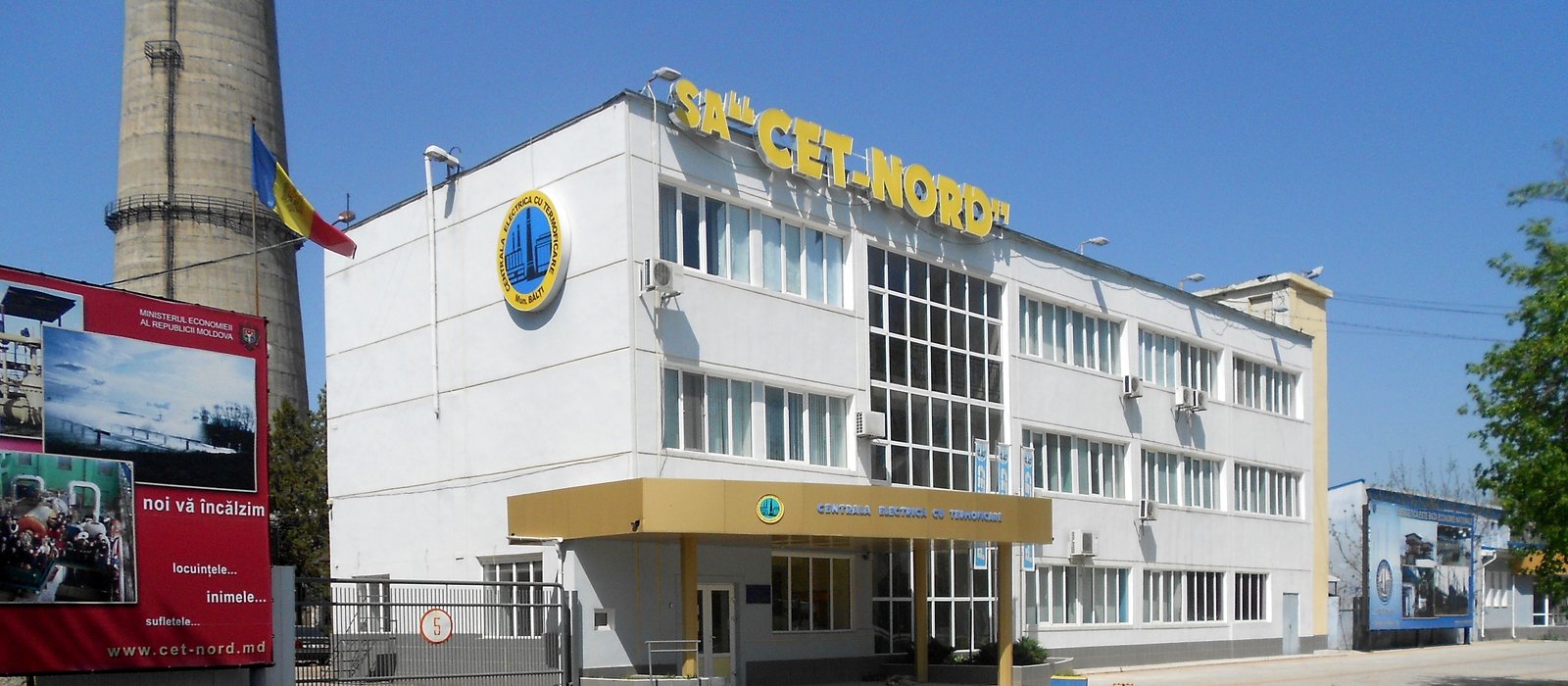 Coșurile de fum și clădirile centralei termoelectrice CET-Nord din Bălți