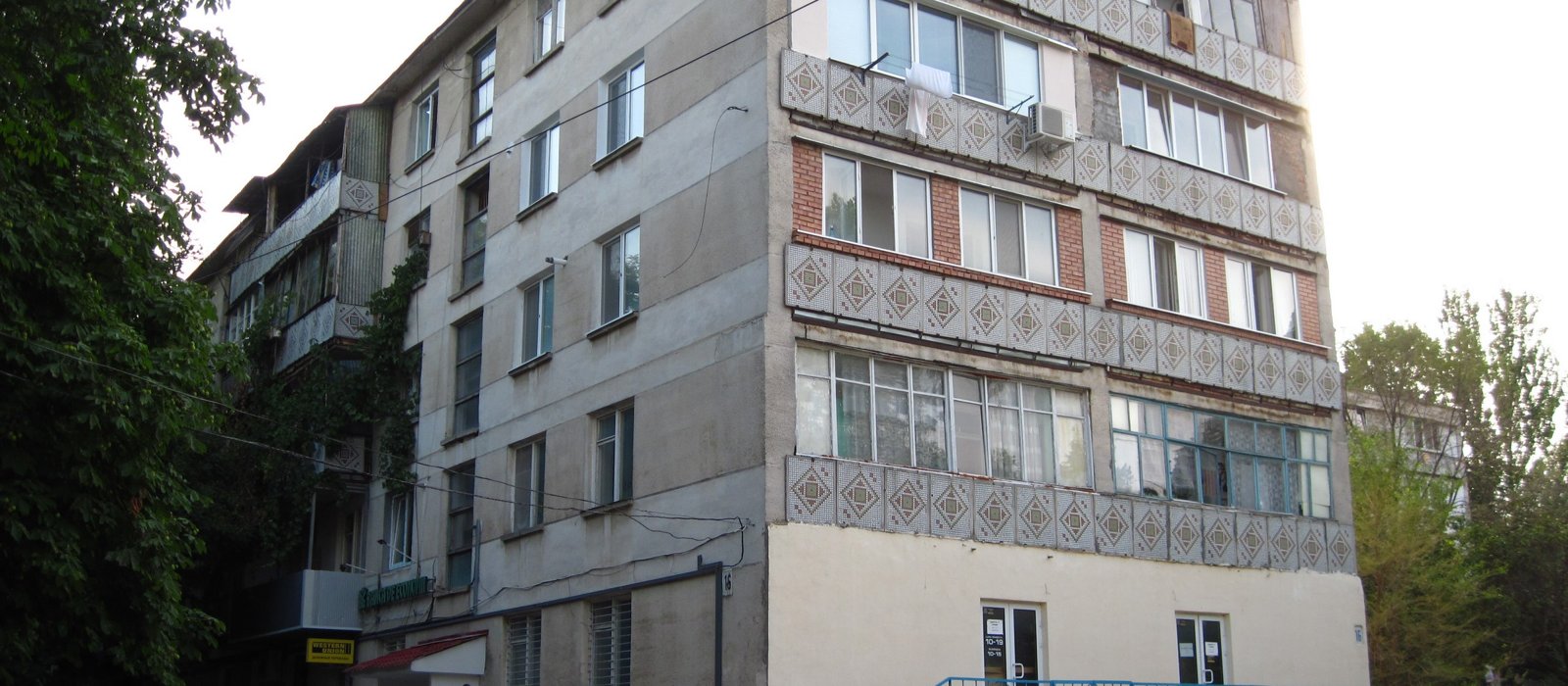 Bloc de locuințe cu cinci etaje și balcoane placate cu plăci decorative, pe strada Miron Costin din Chișinău