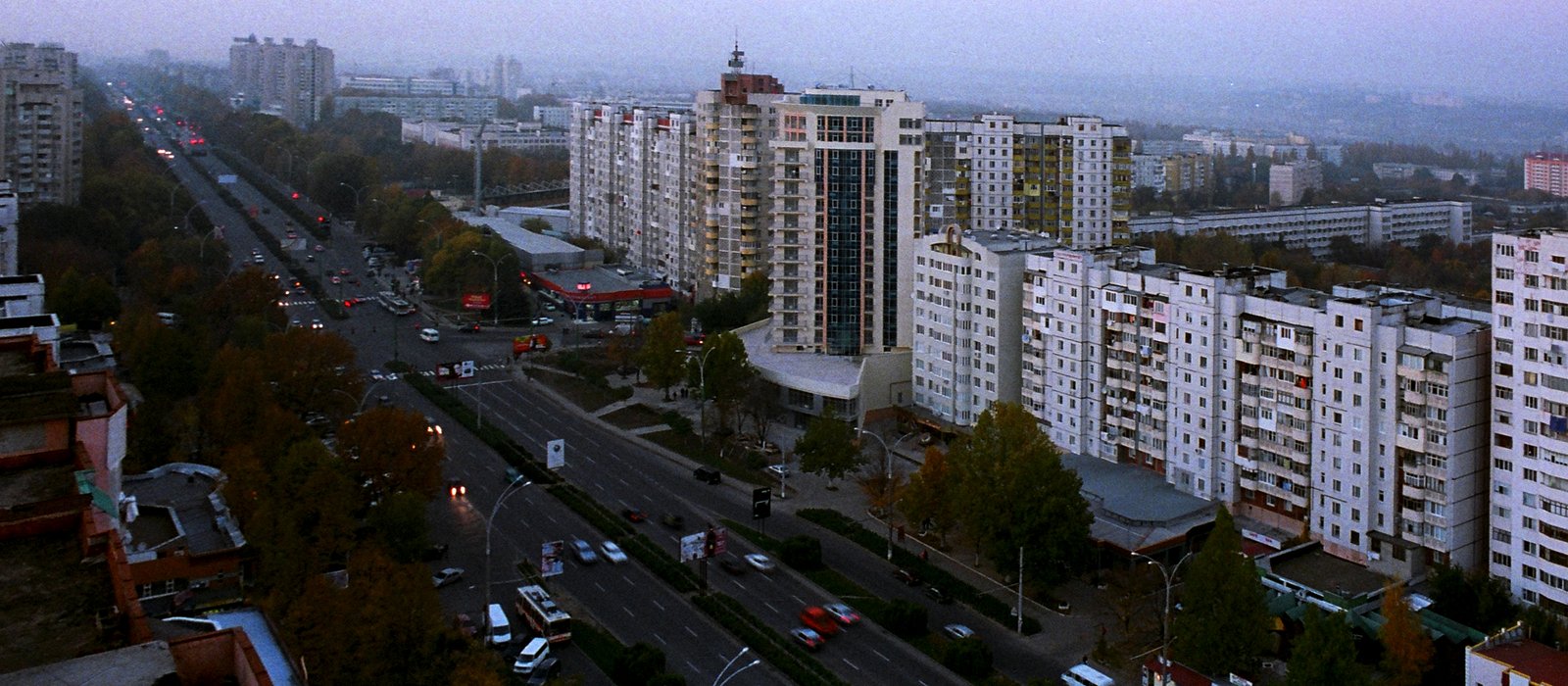 Vedere panoramică asupra cartierului Botanica și a bulevardului Dacia din Chișinău, cu blocuri de locuințe