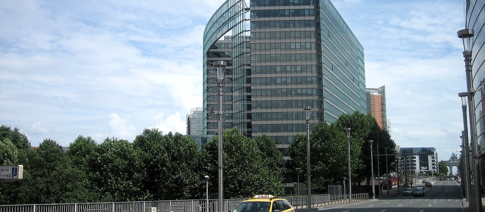 Clădirea Charlemagne a Consiliului UE văzută de peste Rue de la Loi, cu Berlaymont în dreapta, la Bruxelles