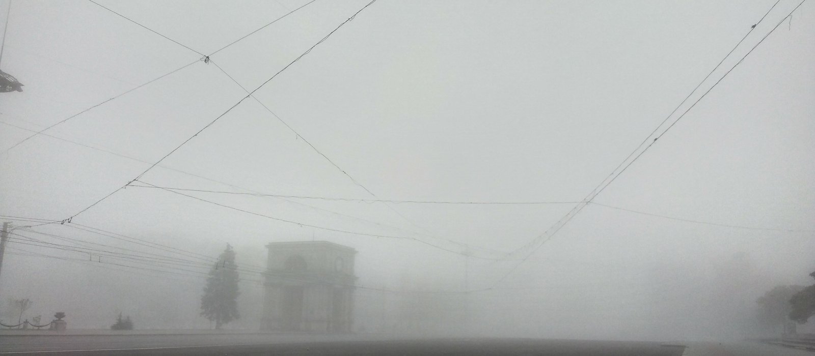 Piața Marii Adunări Naționale din Chișinău, cu catedrala și scuarul în prim plan