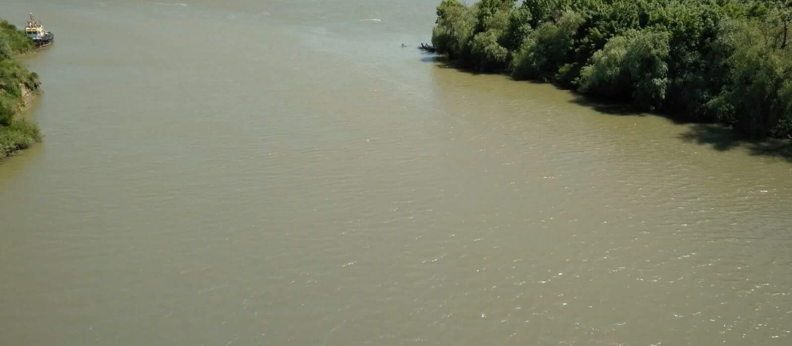 Confluența Prutului cu Dunărea la Giurgiulești, cu un remorcher lângă mal