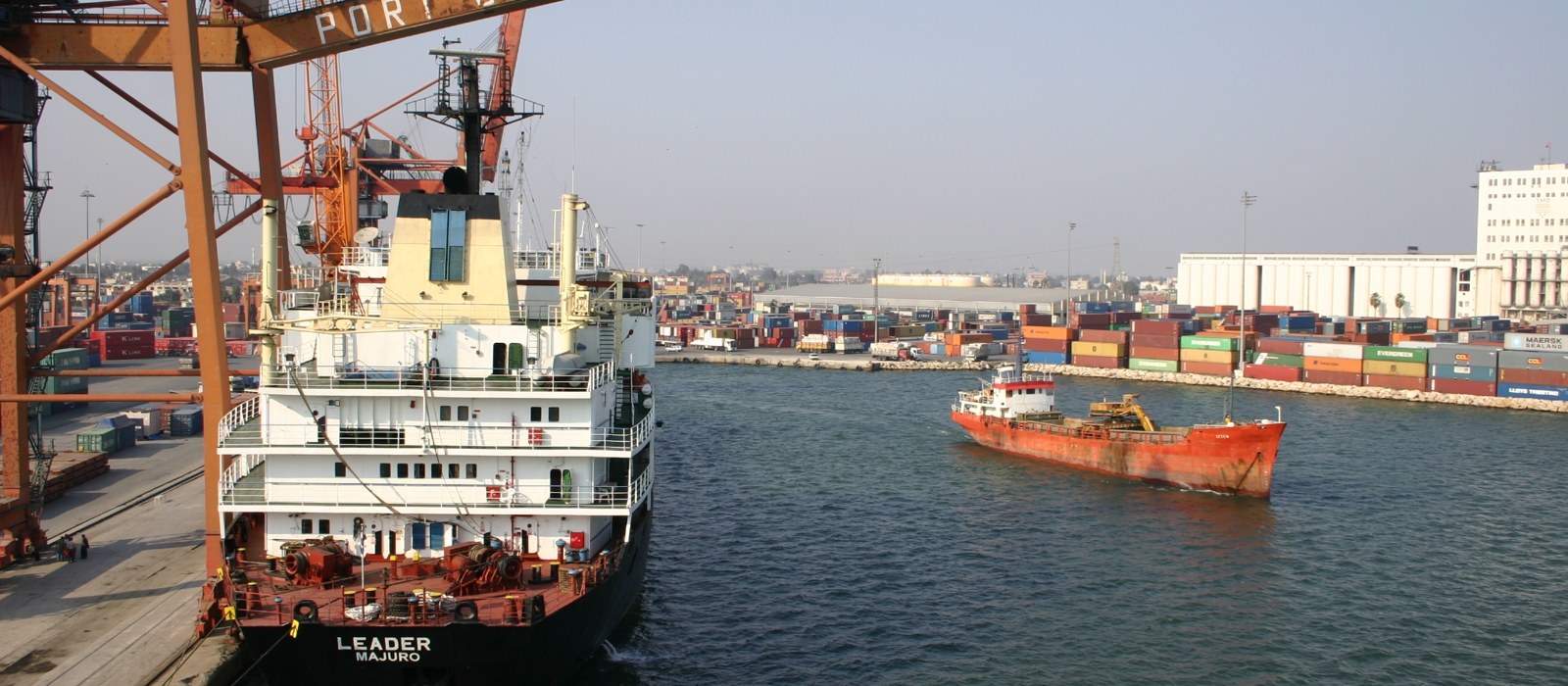 Macarale și containere într-un port turcesc la Marea Mediterană, văzute dinspre dig