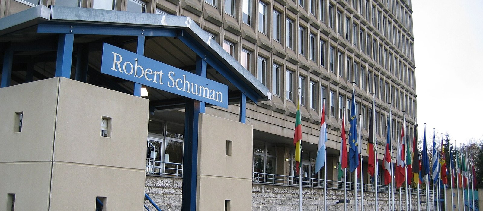 Clădirea Robert Schuman din Kirchberg, Luxemburg, cu steaguri europene în față
