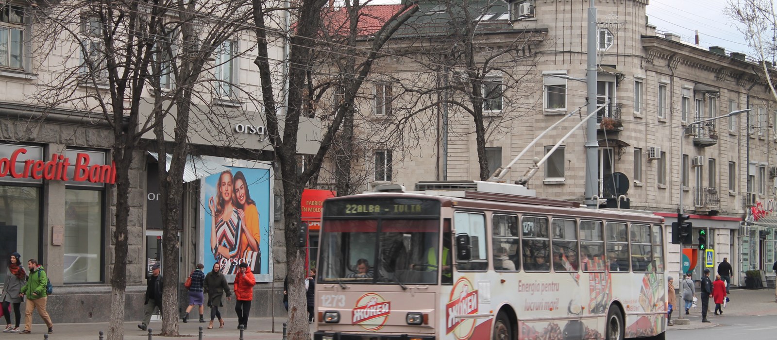 Troleibuz Škoda 14TrM pe bulevardul Ștefan cel Mare și Sfânt din Chișinău, cu clădiri de-a lungul străzii
