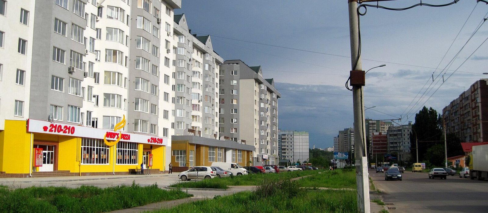 Blocuri noi de locuințe, cu multe etaje, pe strada Ceucari din Chișinău, cu spații comerciale la parter