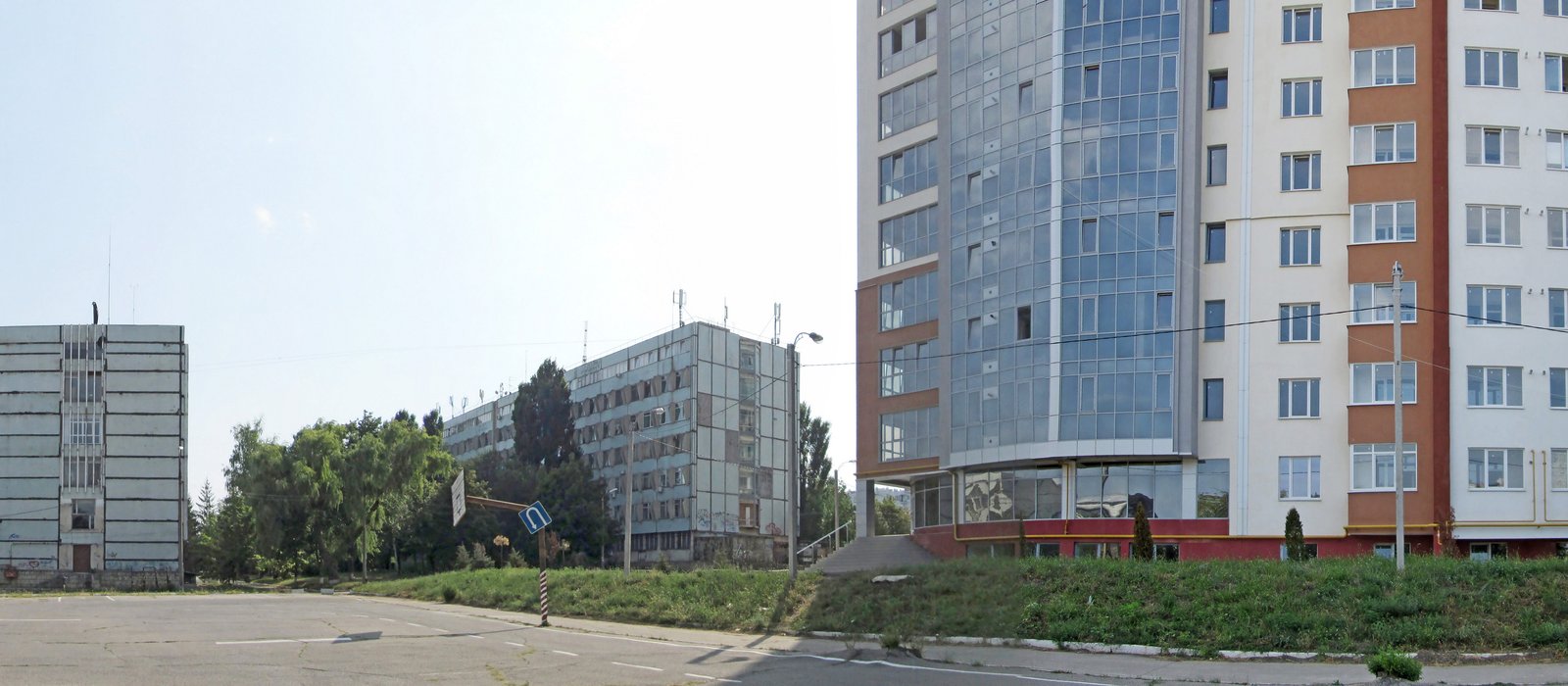 Un bloc sovietic vechi și un turn rezidențial nou, unul lângă altul, într-un cartier din Chișinău