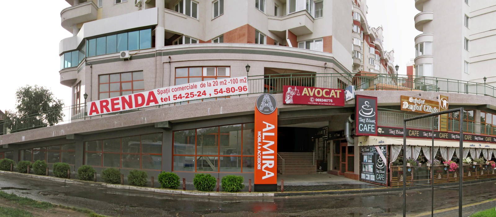 Parterul comercial al unui bloc din Chișinău, cu spații de închiriat, un cabinet de avocat, un magazin de mobilă și o cafenea
