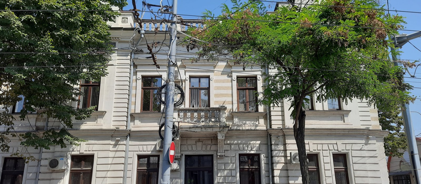 Clădirea Curții Supreme de Justiție din Chișinău, văzută din față, cu cerul senin deasupra