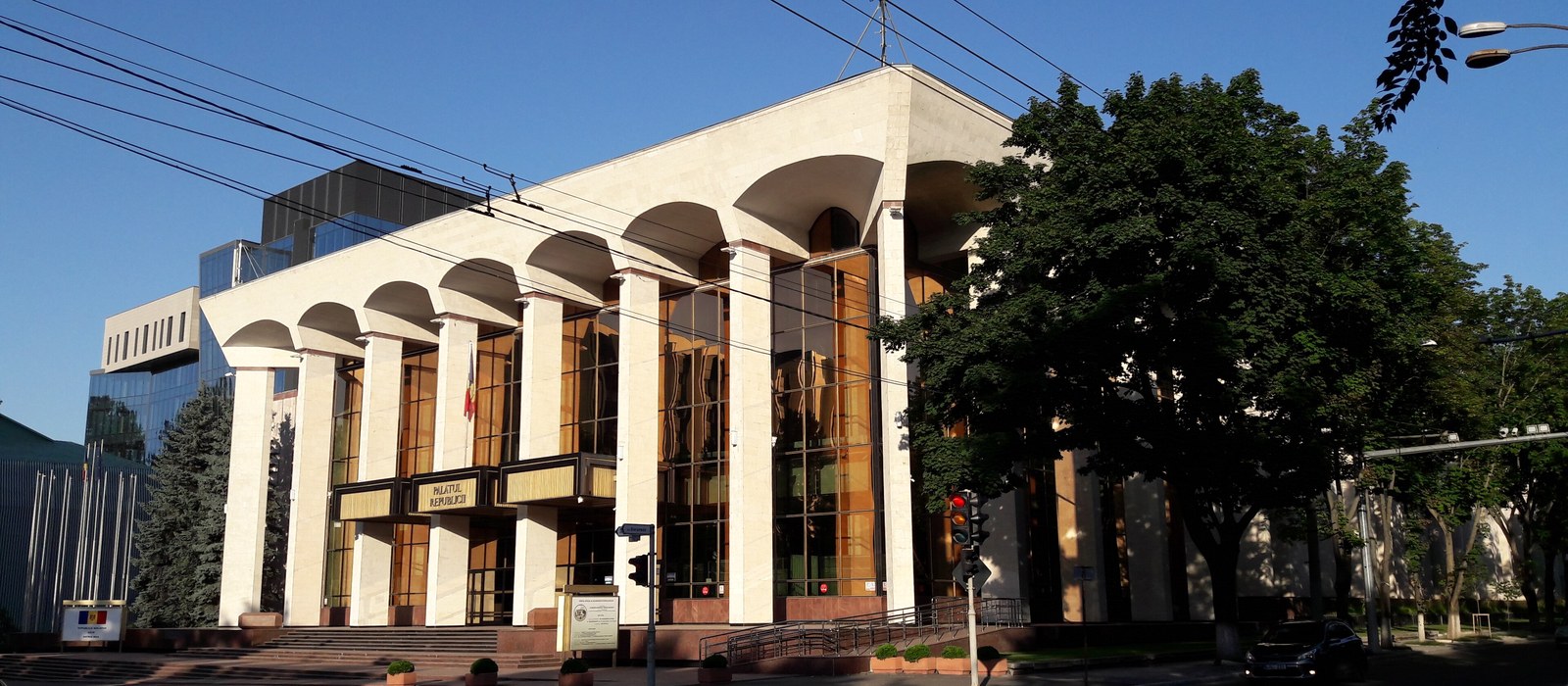 Palatul Republicii din Chișinău, clădire cu coloane și arcade din piatră deschisă, sub un cer senin
