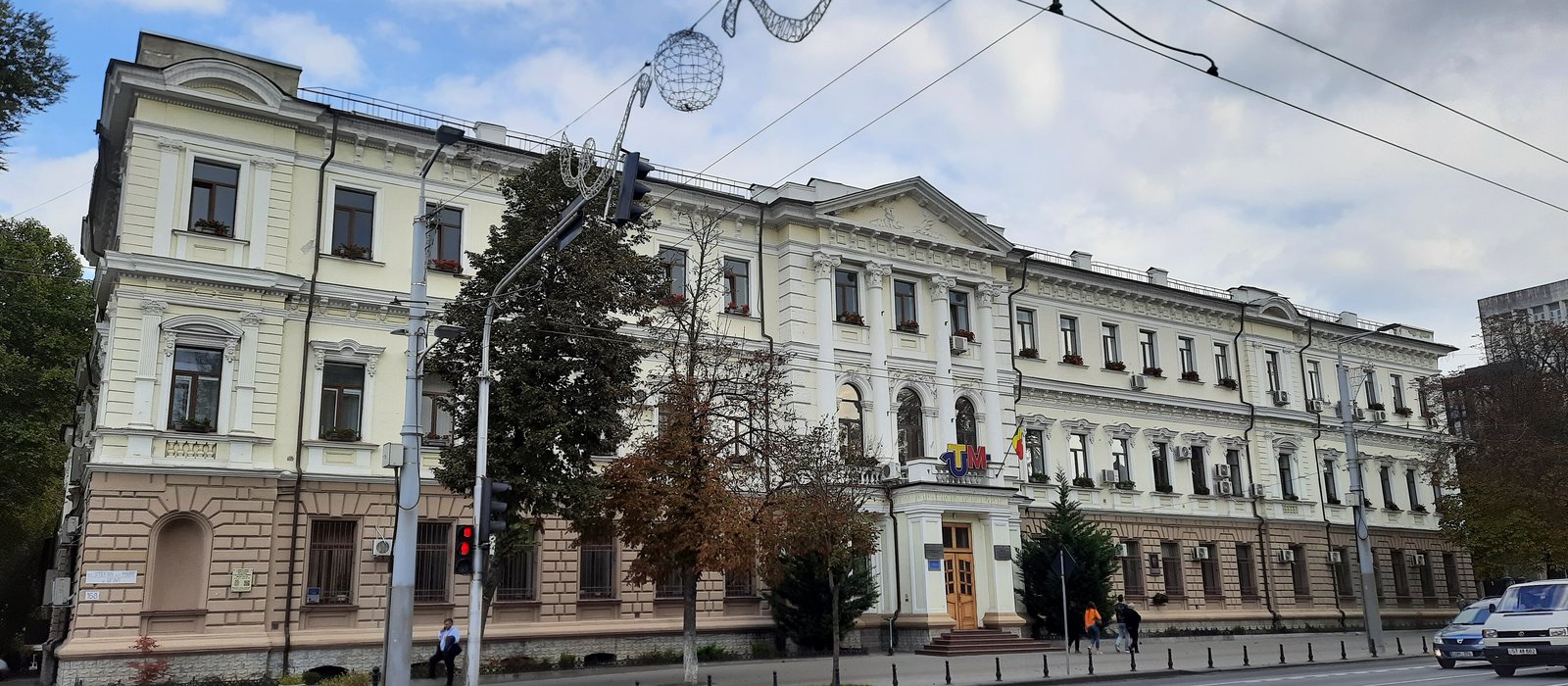 Clădirea fostei Camere Fiscale de pe bulevardul Ștefan cel Mare din Chișinău, cu fațadă clasică în două culori