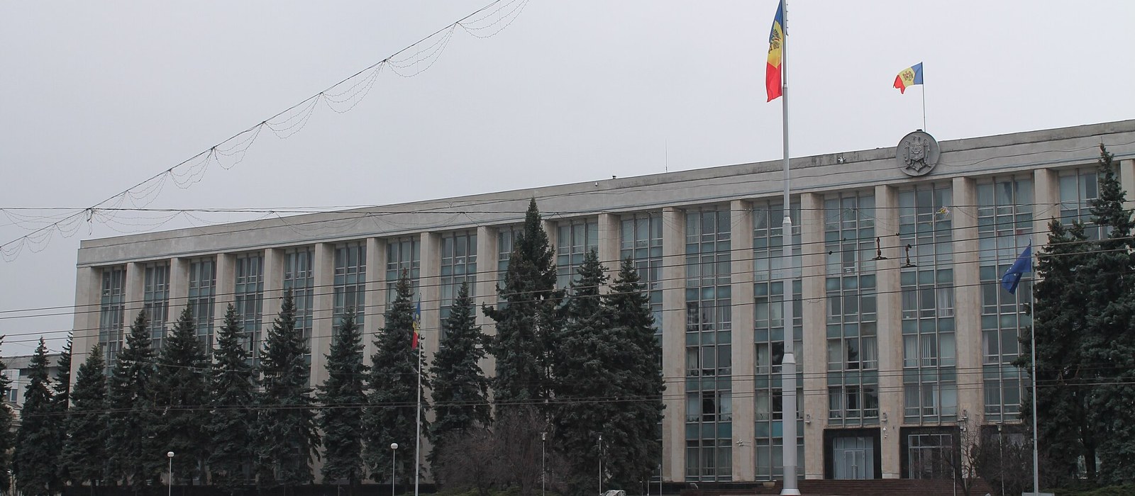 Clădirea Guvernului Republicii Moldova din Chișinău, văzută din Piața Marii Adunări Naționale