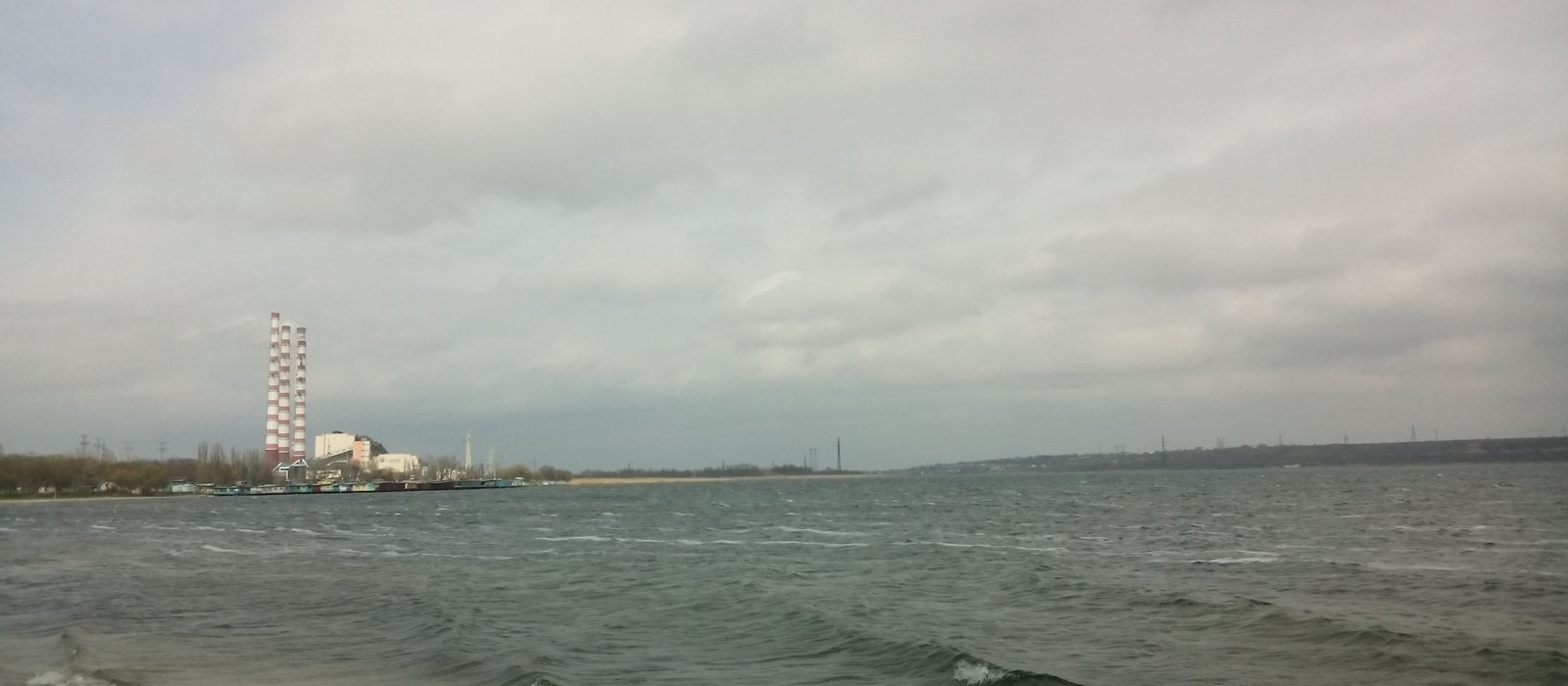 Centrala Molodovenească de Termoelectricitate (MGRES) de la Cuciurgan, văzută de la distanță, cu coșurile industriale pe malul lacului
