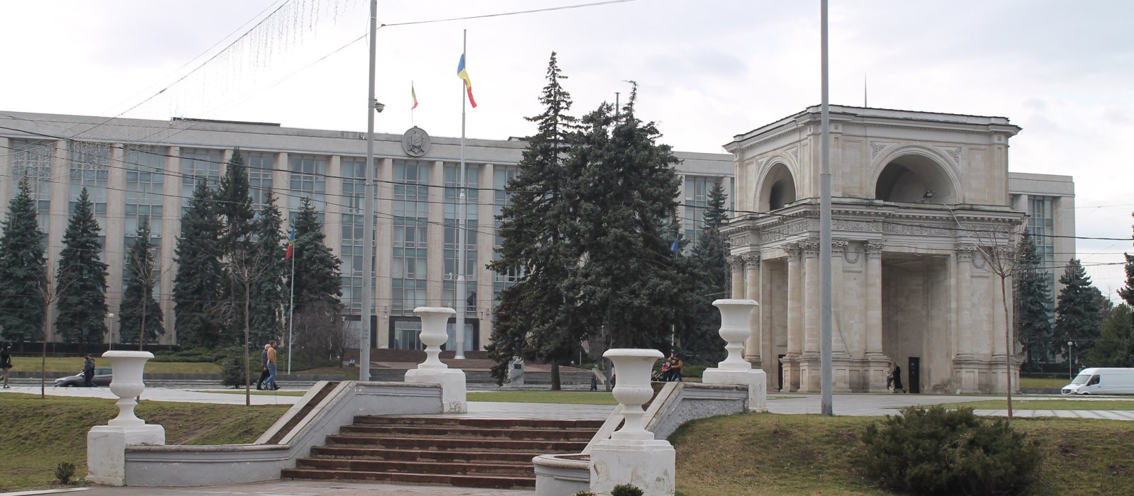 Clădirea Guvernului din Chișinău și Arcul de Triumf, într-o zi de martie