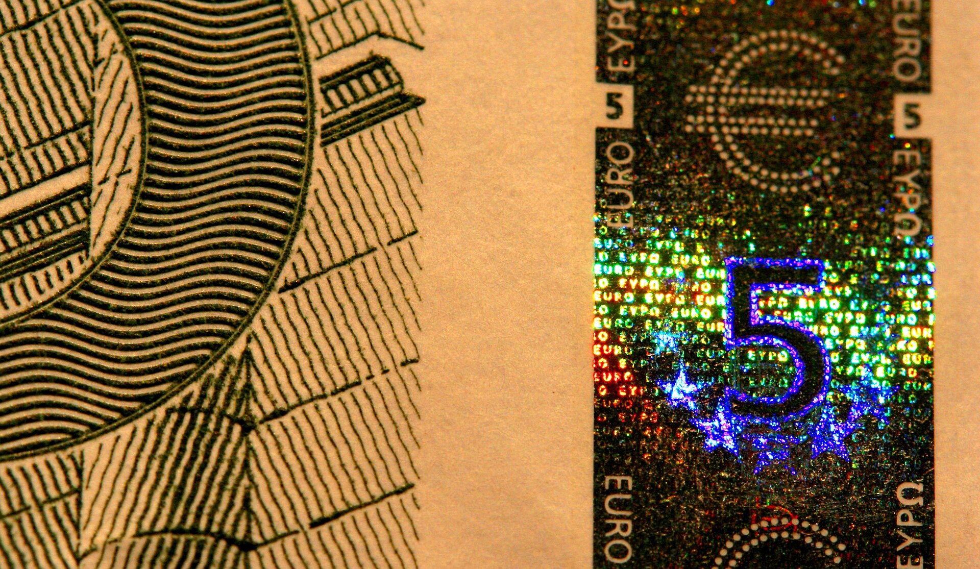 Banda holografică de pe fața unei bancnote de 5 euro, în prim-plan