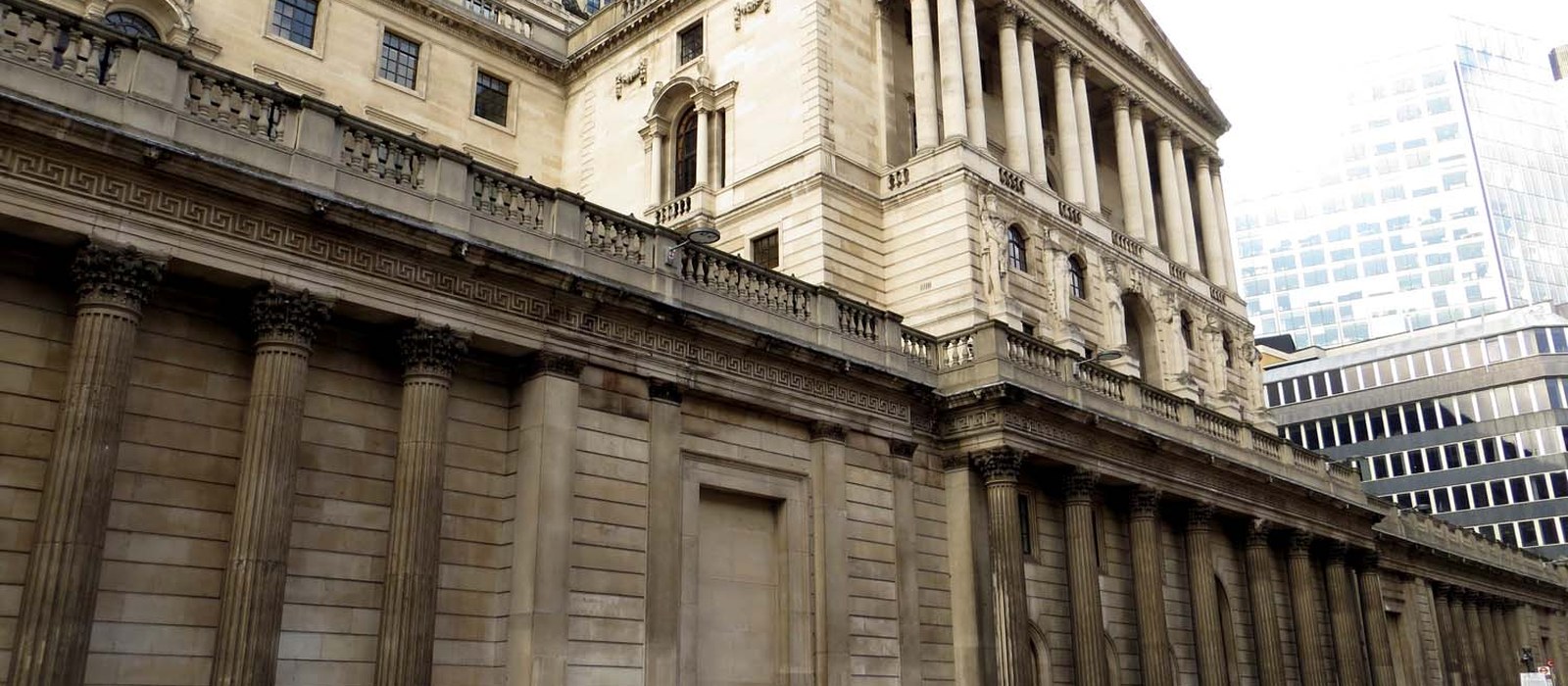 Clădirea Băncii Angliei pe Threadneedle Street din Londra, cu turiști pe trotuar