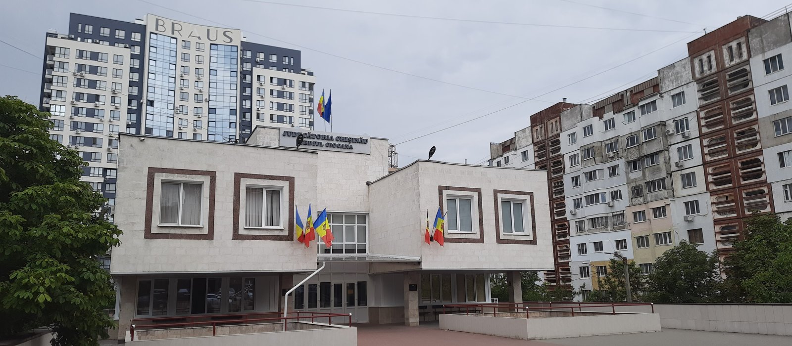 Clădirea Judecătoriei Ciocana din Chișinău, văzută din față, în vară