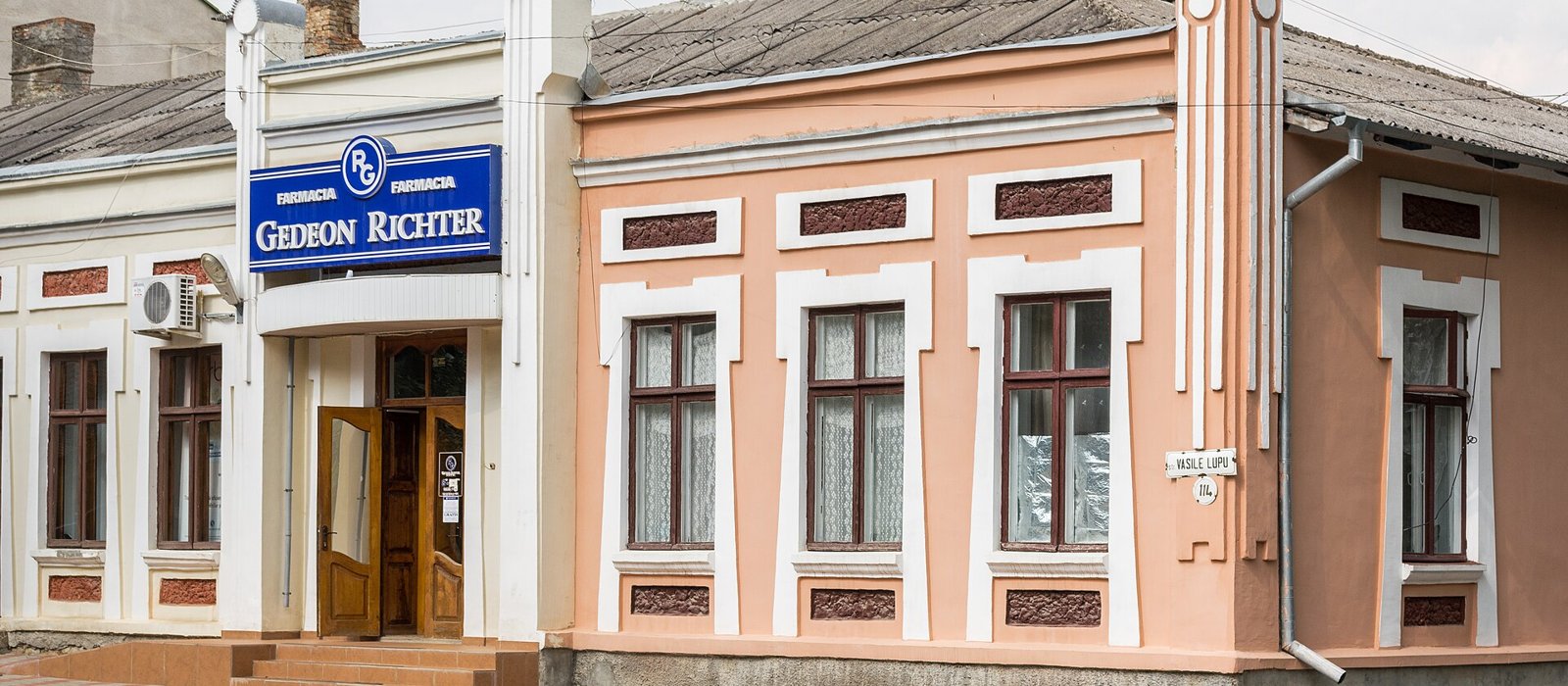 Farmacia Gedeon Richter din Orhei, cu firma pe fațada clădirii