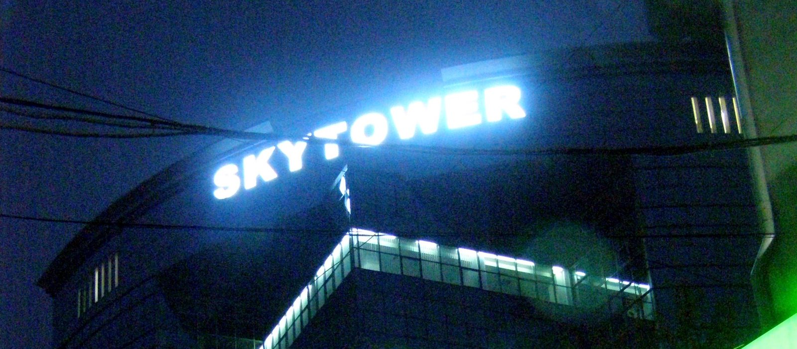 Turnul de birouri SkyTower din Chișinău, iluminat noaptea