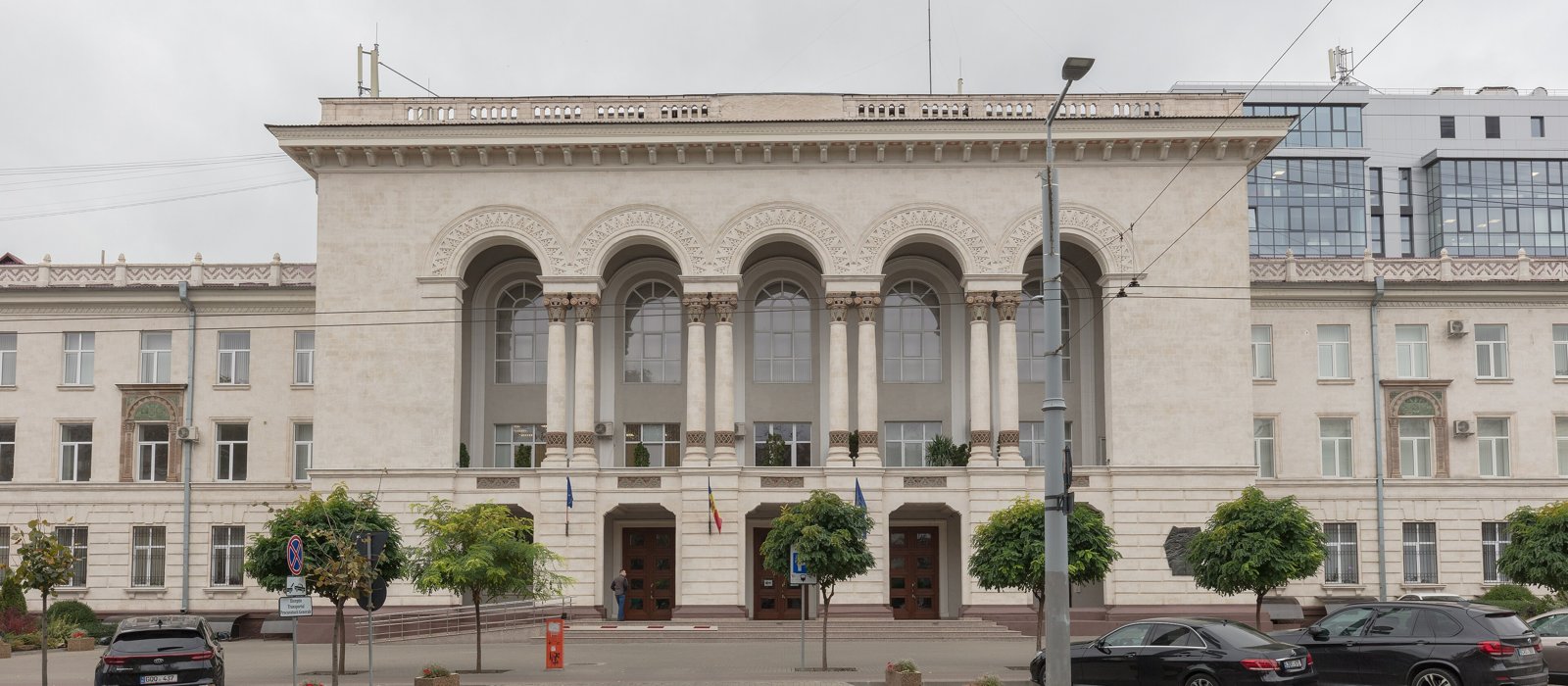 Clădirea Procuraturii Generale din Chișinău văzută din stradă, cu copaci în față