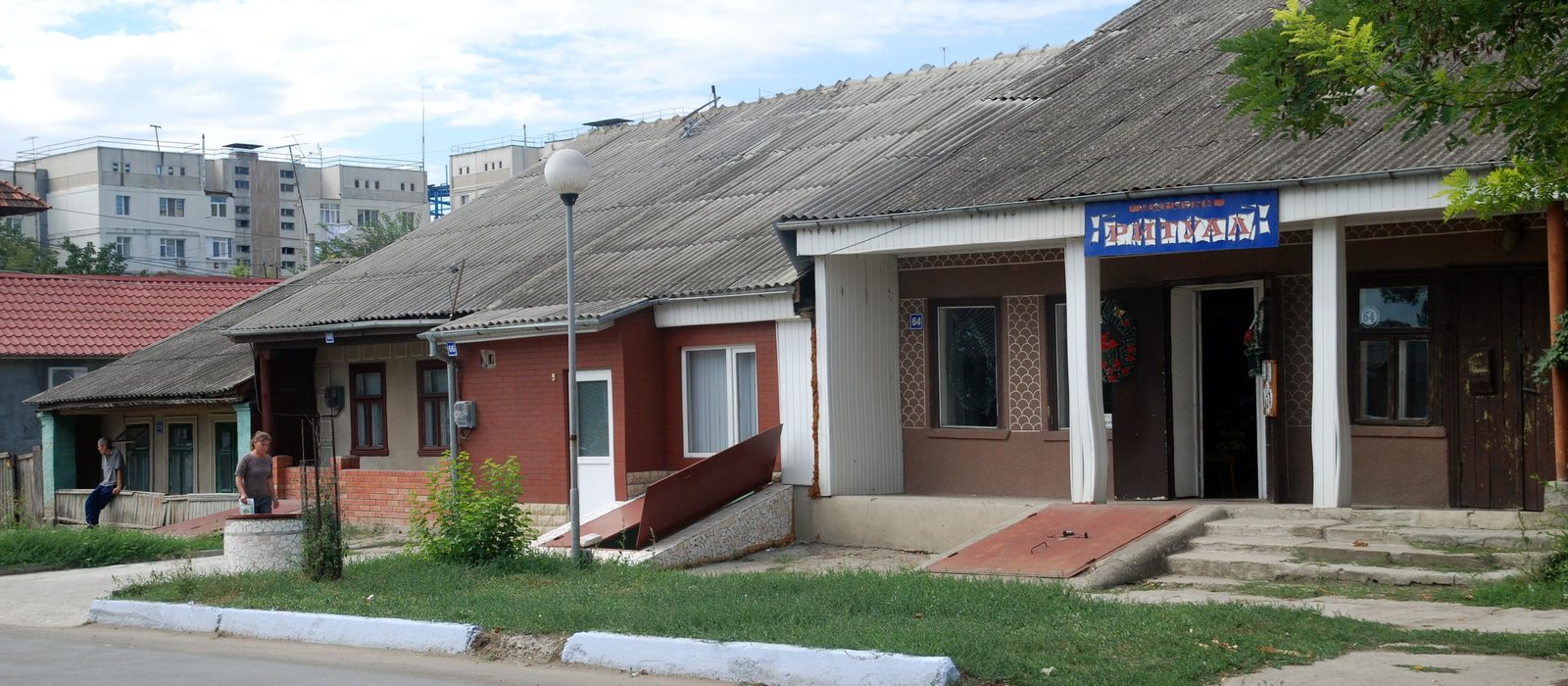 Centrul orașului Comrat, capitala Găgăuziei, cu clădiri și o piață largă