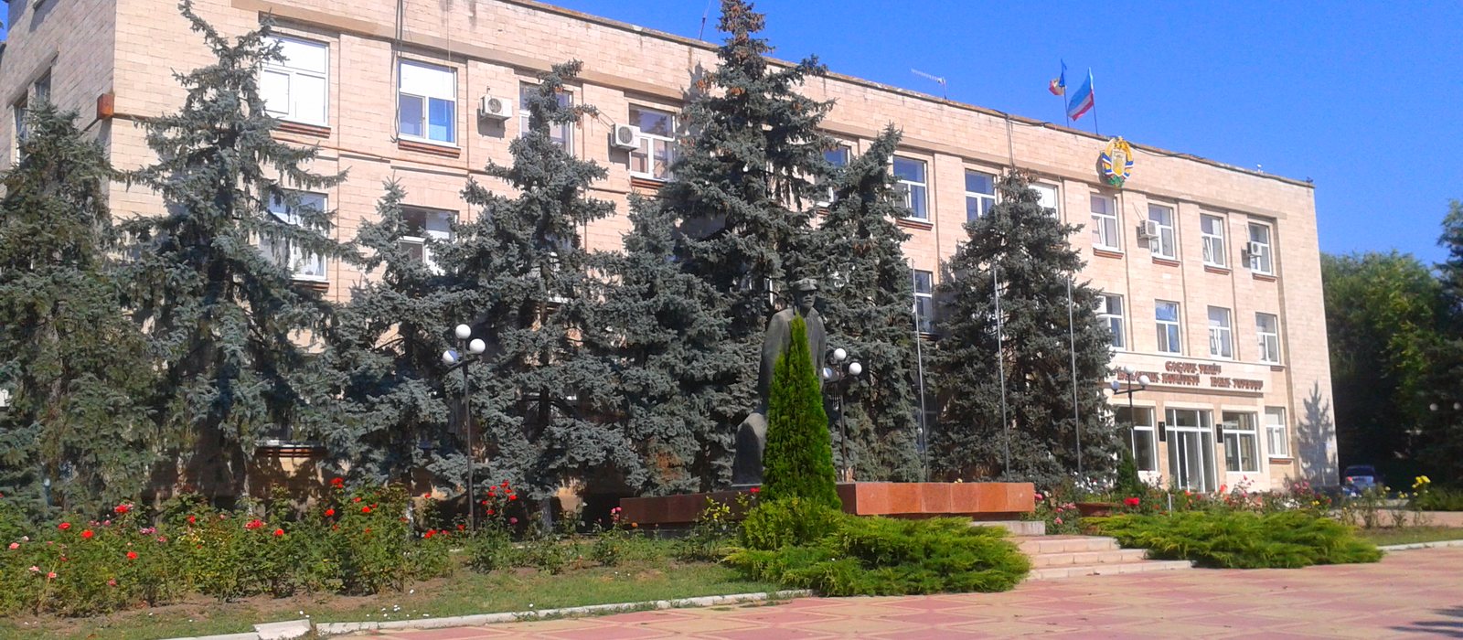 Clădirea Comitetului Executiv al Găgăuziei din Comrat, cu brazi în fața intrării