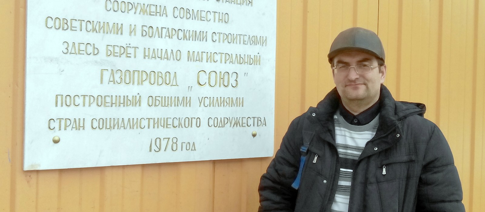 Teritoriul unei stații de compresoare de pe un gazoduct magistral, cu conducte și instalații pe un teren deschis