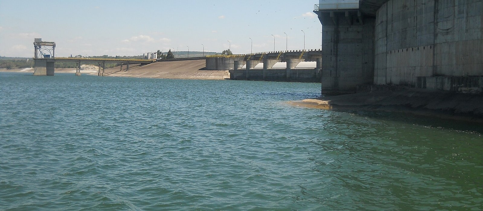 Barajul hidrocentralei Costești-Stânca pe Prut, văzut de pe mal, cu lacul de acumulare în fundal